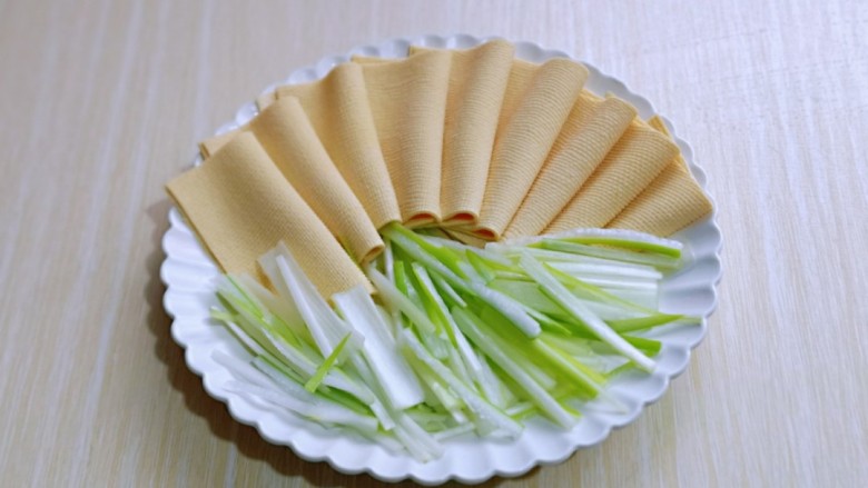 干豆腐皮~京酱肉丝,将切好的葱及干豆腐摆盘。