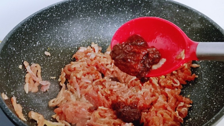 干豆腐皮~京酱肉丝,再加入腌制过的肉丝翻炒,加入<a style='color:red;display:inline-block;' href='/shicai/ 712'>甜面酱</a>翻炒均匀。