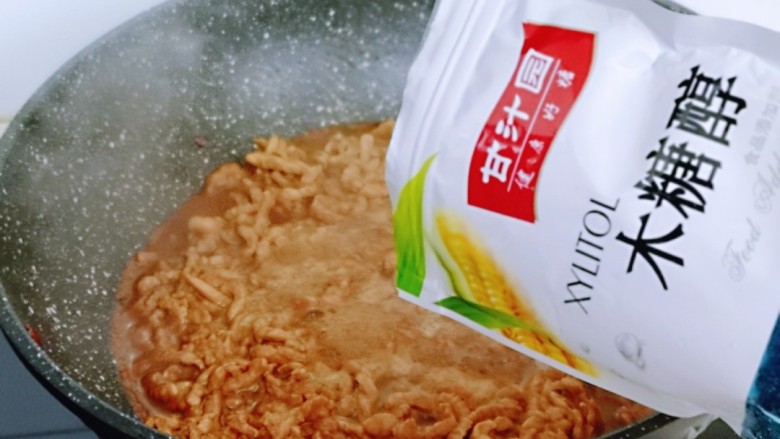 干豆腐皮~京酱肉丝,加入半小碗纯净水,再加入木糖醇,(木糖醇外观与蔗糖相似,甜度接近蔗糖,调味浓郁,口感清凉,适合不易多吃糖的人。)