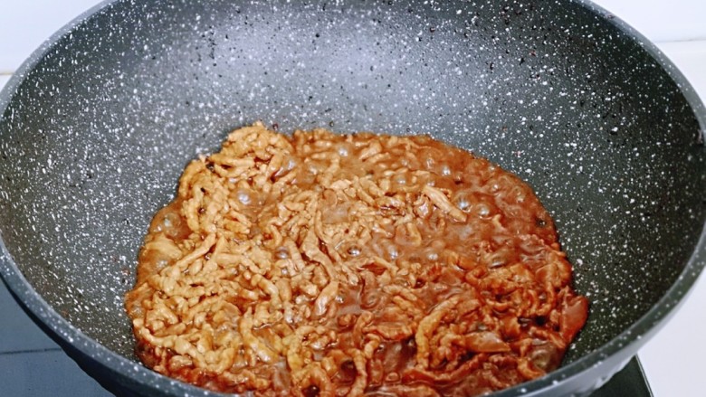 干豆腐皮~京酱肉丝,大火快速翻炒至粘稠出锅。(炒肉丝全程大约2-3分钟)