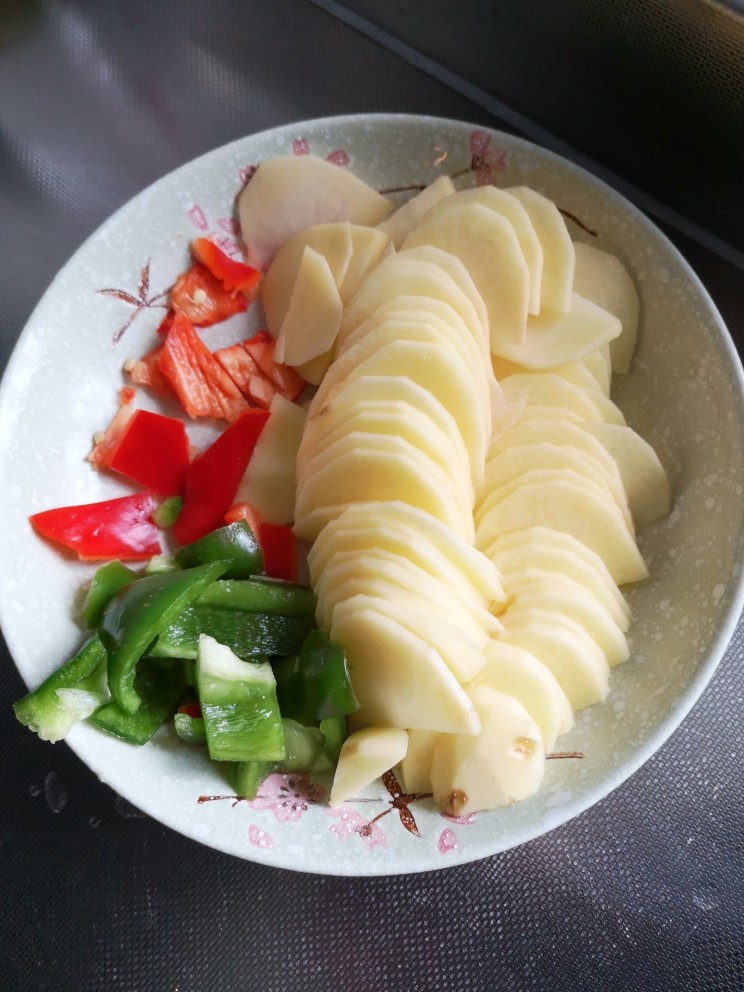 香炒土豆片,<a style='color:red;display:inline-block;' href='/shicai/ 23'>土豆</a>洗净去皮、切片
青红椒、<a style='color:red;display:inline-block;' href='/shicai/ 25'>胡萝卜</a>切块
蒜头切末