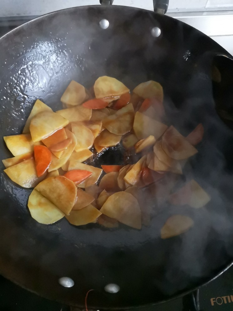 香炒土豆片,放入胡萝卜翻炒
倒入少许<a style='color:red;display:inline-block;' href='/shicai/ 762'>老抽</a>上色
