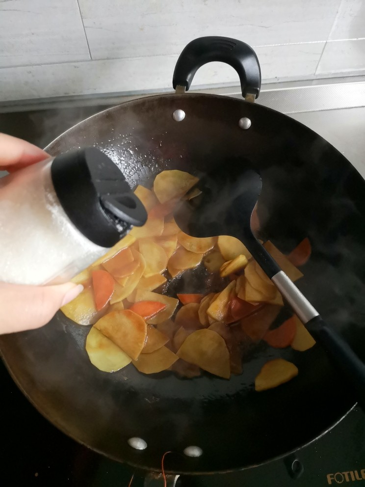 香炒土豆片,放<a style='color:red;display:inline-block;' href='/shicai/ 10588'>糖</a>、少许盐翻炒均匀