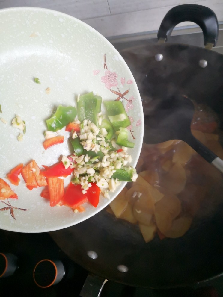 香炒土豆片,倒入青红椒、蒜末翻炒均匀
撒上少许<a style='color:red;display:inline-block;' href='/shicai/ 720'>胡椒粉</a>
