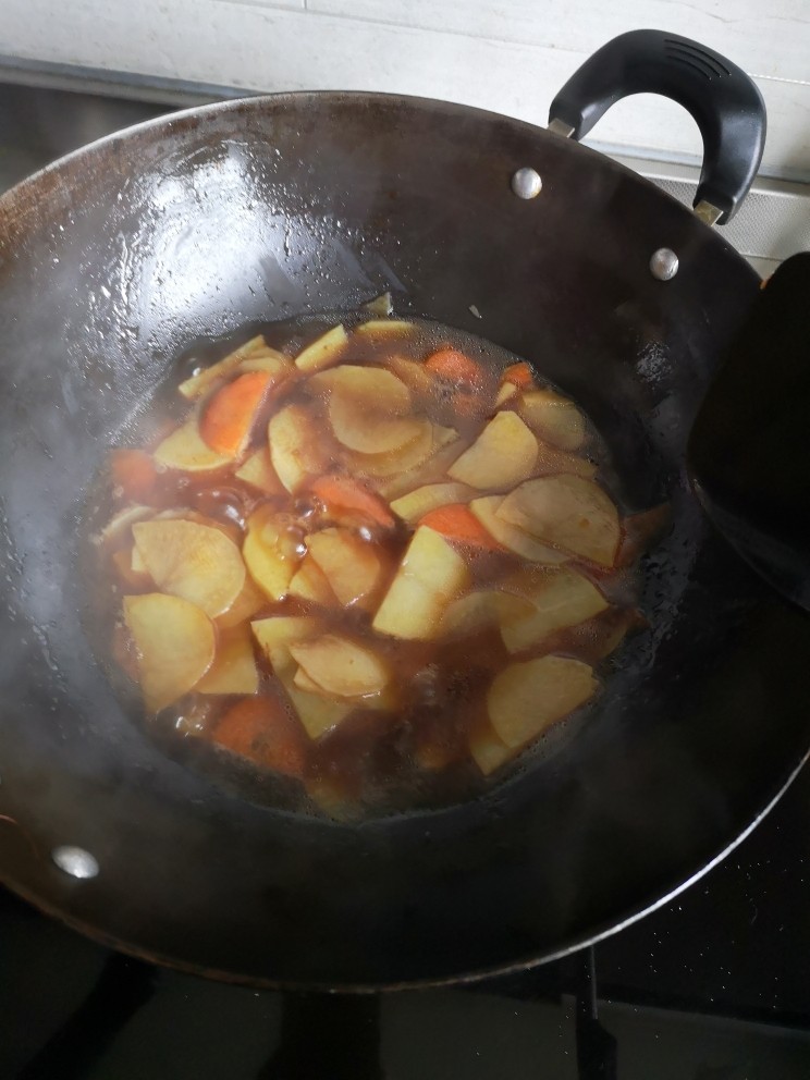 香炒土豆片,倒入一小碗水
中火焖五分钟左右