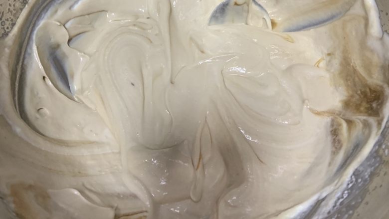 网红黑珍珠🍰,放黑糖浆和红茶(凉的 要少放)搅拌均匀
