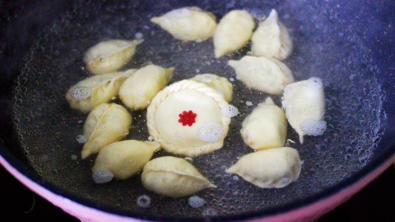 玉米面韭菜海米饺子,锅中倒入适量清水煮沸后,把包好的饺子放入锅中,大火煮沸后点少许清水,反复3次,直至看见所有的饺子漂浮在水面上即可关火。