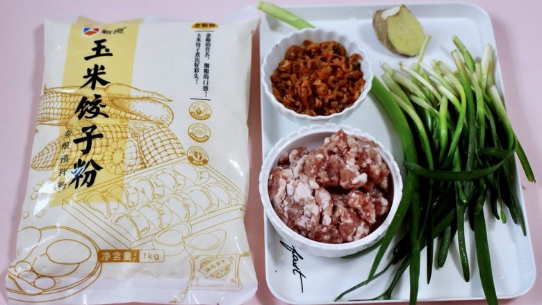 玉米面韭菜海米饺子,首先备齐所有食材,金钩海米提前浸泡备用。