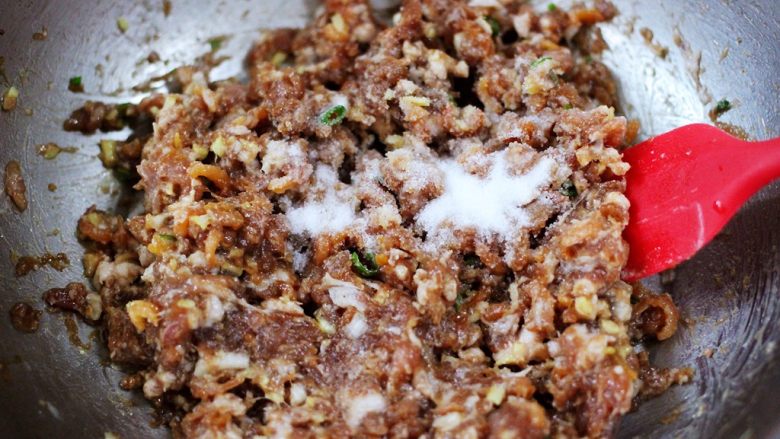 玉米面韭菜海米饺子,搅拌均匀后,根据个人口味,放入适量的盐调味。