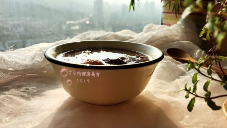 腊八粥,装碗,确实不能接受口感的,可适当加些糖进去。