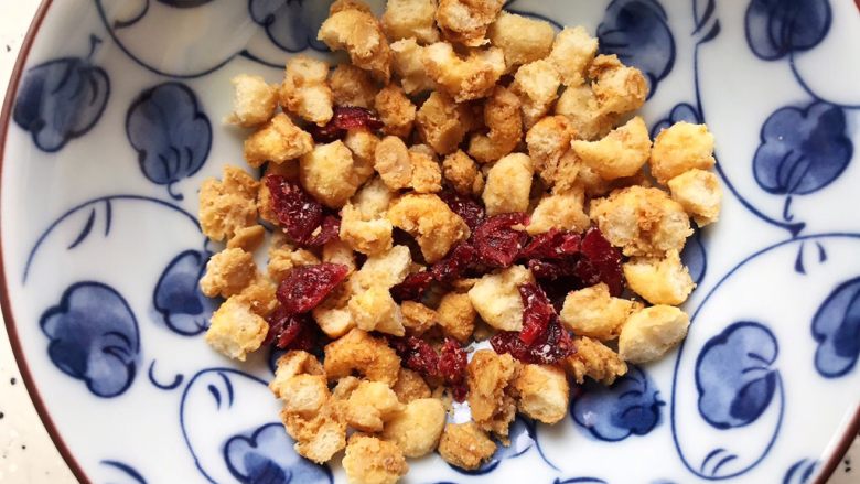 香蕉芒果卡乐比营养奶糊,卡乐比里面的水果干会有点硬,所以我们要把它稍微剪碎一点
