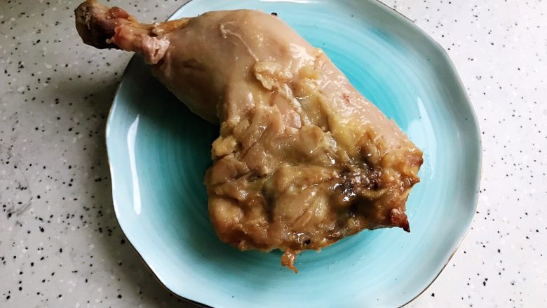 油醋汁藤椒风味手撕鸡の吐司水果沙拉,前天吃了其他部分,留了鸡腿