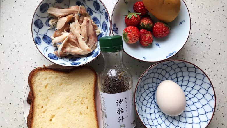 油醋汁藤椒风味手撕鸡の吐司水果沙拉,准备好所有食材