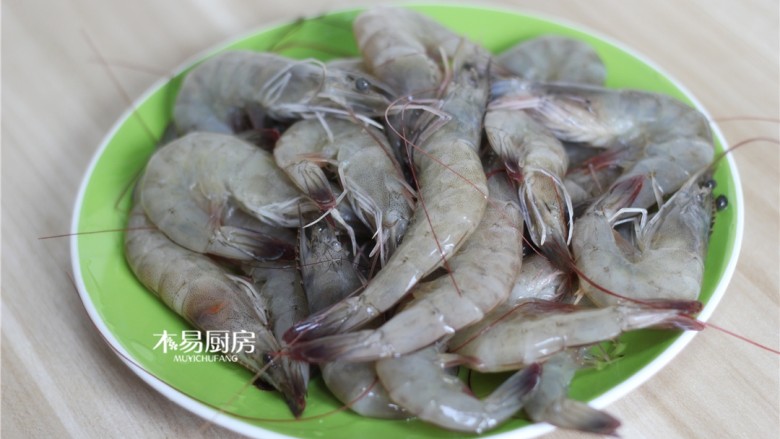 蝴蝶虾,大虾洗净,冲洗干净。