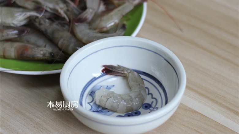 蝴蝶虾,将虾去头，去壳。虾壳不要完全去掉，留下最后一节虾尾壳和虾尾。