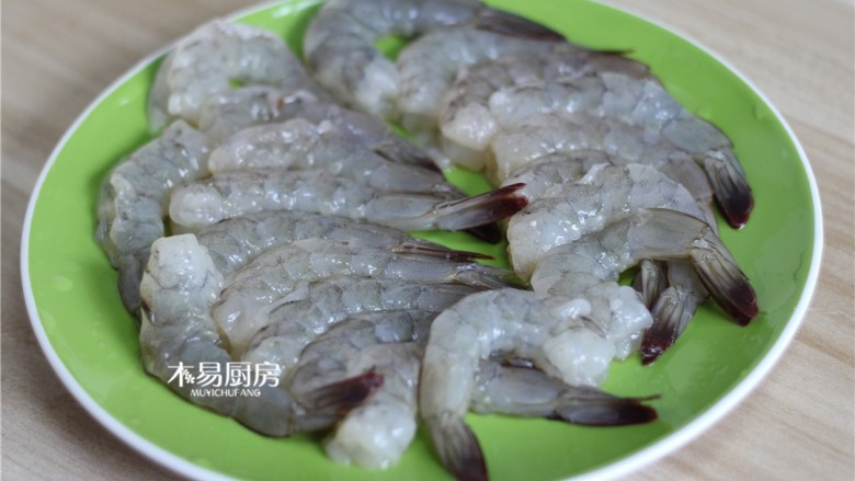 蝴蝶虾,所有虾都处理好后,撒入适量胡椒粉和食盐,腌制半小时,备用。