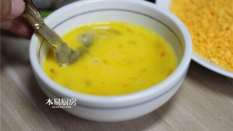 蝴蝶虾,腌好的虾,蘸一层鸡蛋液。