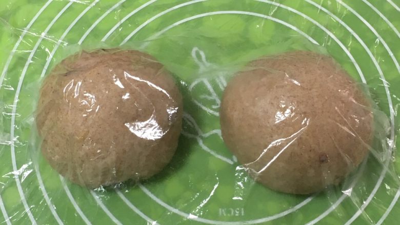 蔓越梅黑麦奶油软欧包,分成二个剂子,盖上保鲜膜静置20分钟。