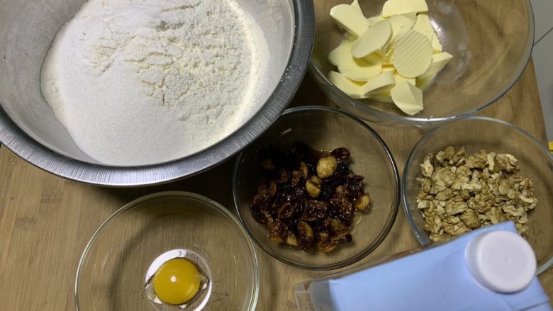 英式司康饼,将所有的材料准备好。1、黄油切块,室温软化 2、所有粉类过筛混合,细砂糖,盐混合到粉类中 3、果干,核桃粒、牛奶或鲜奶油、<a style='color:red;display:inline-block;' href='/shicai/ 15'>蛋黄</a>等