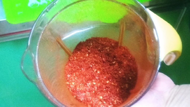 油泼面,研磨成辣椒碎,不要太细,有颗粒感最好,备用