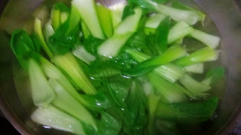 油泼面,<a style='color:red;display:inline-block;' href='/shicai/ 115'>油菜</a>焯水,备用