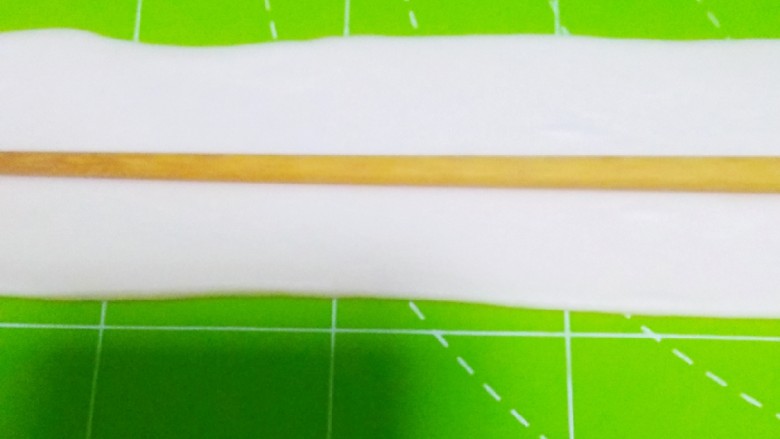 油泼面,醒好的小剂子,用擀面杖擀成面片,用筷子在中间压个印
