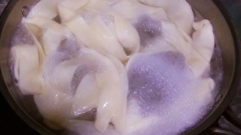 油泼面,放入开水锅中,煮熟