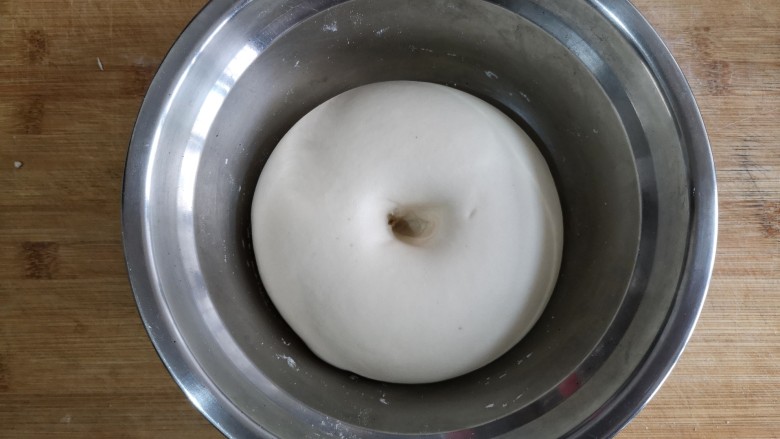 卡通龙猫豆沙包,醒发至面团体积是原来的2倍大,按压不回弹即可。
