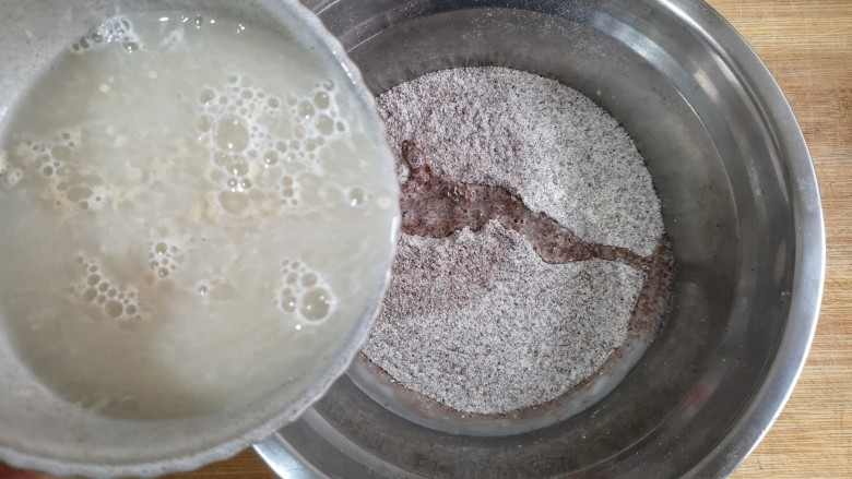 黑全麦象形粗陶茶具豆沙包,将酵母粉用温水冲开,少量多次加入黑全麦粉中。