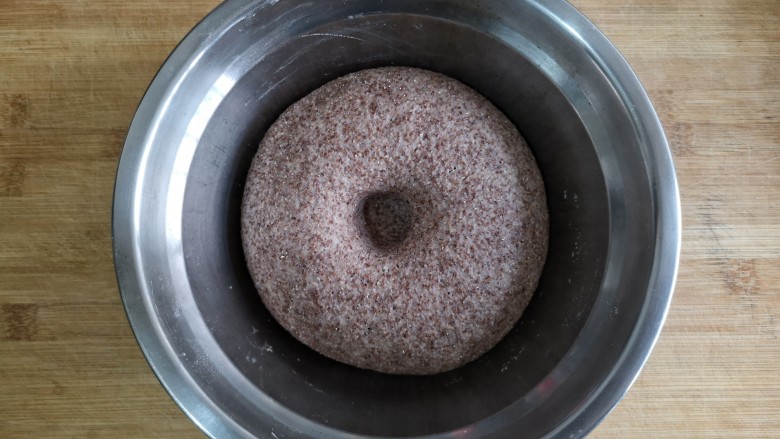 黑全麦象形粗陶茶具豆沙包,面团醒发到原来体积的2倍大,按压不回弹即可。