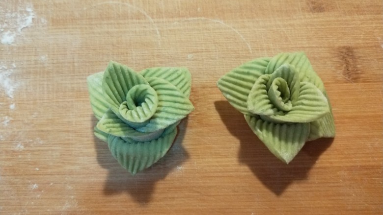 新文美食 菠菜玫瑰花卷,整理一下花瓣很美。