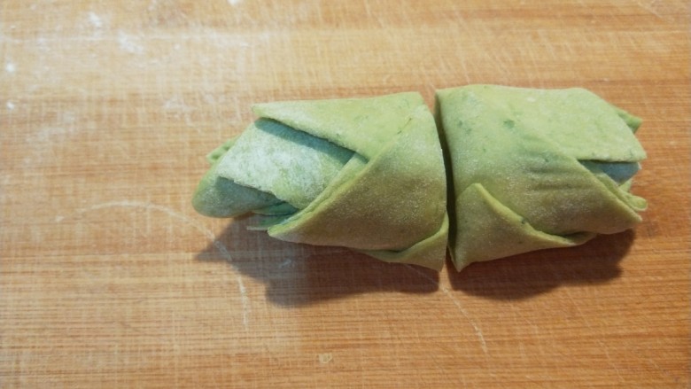 新文美食 菠菜玫瑰花卷,中间切开。两朵玫瑰花就做好了。