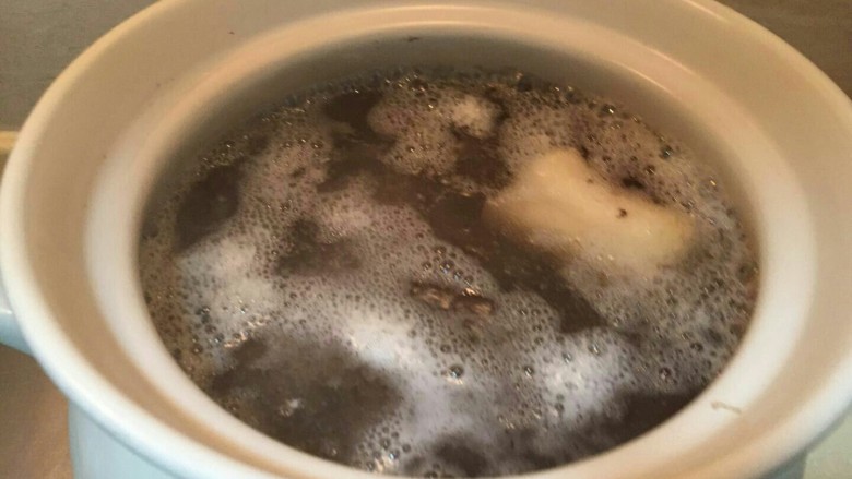 小排骨鸡毛菜汤—冬日必备👍,再次烧开,这时候上面会有很多浮沫。
