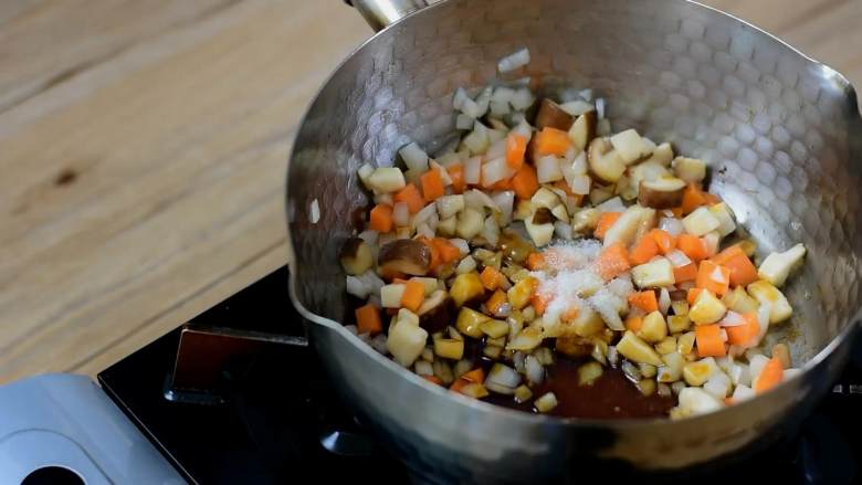 电饭煲懒人饭,还没出锅已经满屋子香味了,炒软,加入1勺盐、1勺生抽。