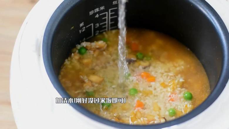 电饭煲懒人饭,还没出锅已经满屋子香味了,加清水(刚好没过米饭即可)。