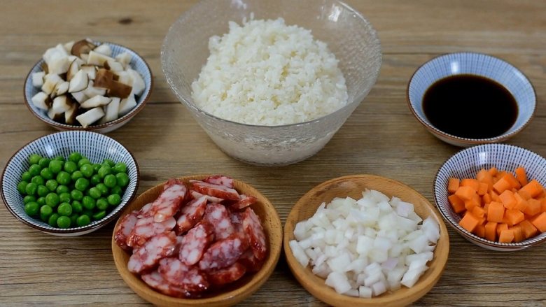 电饭煲懒人饭，还没出锅已经满屋子香味了,·食材·

【主料】：<a style='color:red;display:inline-block;' href='/shicai/ 492'>大米</a>|<a style='color:red;display:inline-block;' href='/shicai/ 230'>香菇</a>|<a style='color:red;display:inline-block;' href='/shicai/ 456'>青豆</a>|<a style='color:red;display:inline-block;' href='/shicai/ 8908'>广式腊肠</a>

【辅料】：洋葱|胡萝卜|生抽