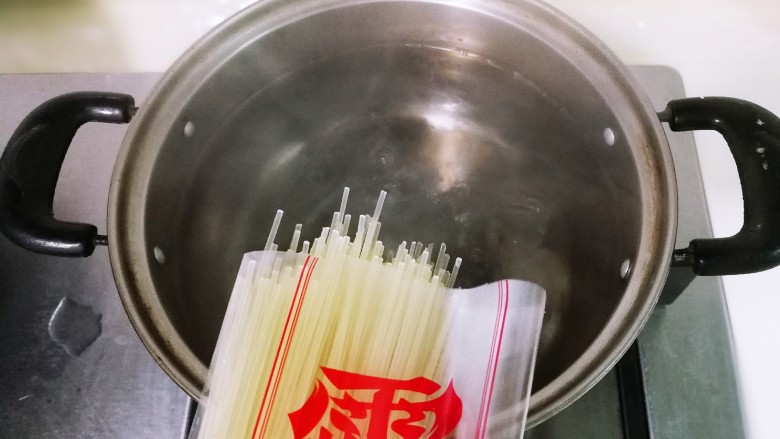 香辣牛杂米粉,锅中放入一千毫升水烧开,米粉放入