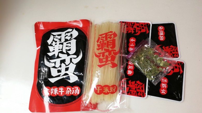 香辣牛杂米粉,准备一盒<a style='color:red;display:inline-block;' href='/shicai/ 38840'>牛杂米粉</a>:面粉,香辣牛杂汤包,外婆菜,萝卜干,酸豆角,剁辣椒,葱