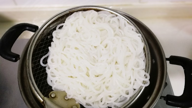 香辣牛杂米粉,捞出来开水冲一遍,沥掉水