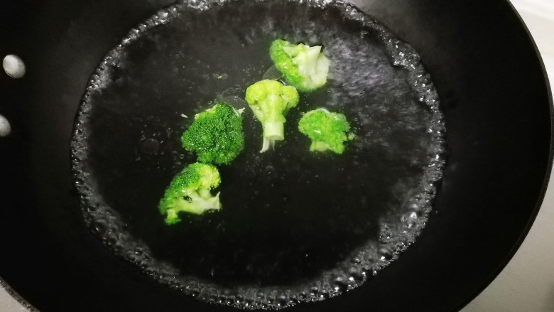 香辣牛杂米粉,锅中水开放入一小勺盐,滴几滴食用油,放入<a style='color:red;display:inline-block;' href='/shicai/ 119'>西兰花</a>烧一分钟