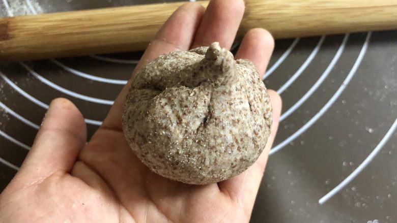 黑全麦豆沙包,用虎口法收好,掐掉小尖尖或按回去
