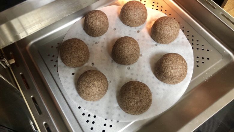 黑全麦豆沙包,发至1.5倍大,轻按表面缓慢回弹即可。蒸箱100度蒸15分钟,焖3分钟开箱门。用蒸锅的话,大火蒸15分钟,焖3分钟揭盖。