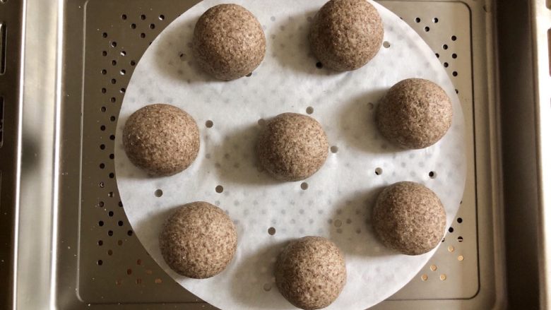 黑全麦豆沙包,八个都包好后,放入蒸箱或蒸锅,关好箱门或盖好锅盖,进行二次发酵。