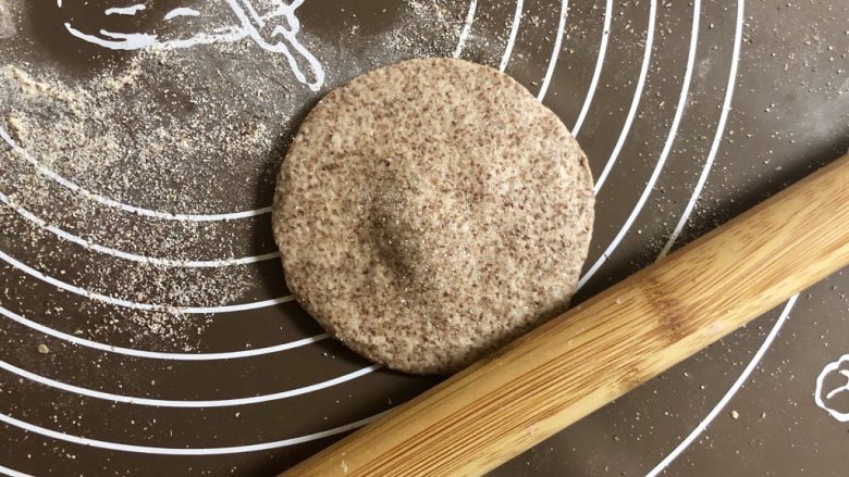 黑全麦豆沙包,把圆面团按扁,擀成中间厚四周薄的圆片