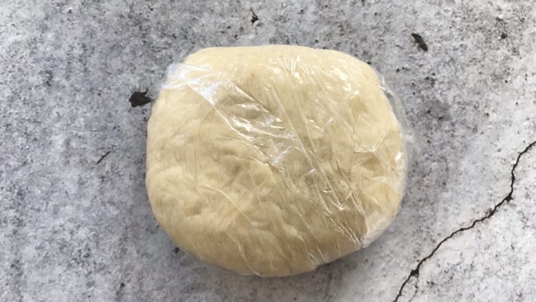红豆酥,和成面团,放保鲜袋里醒15分钟在揉一次,次步骤重复两次,然后放一旁备用