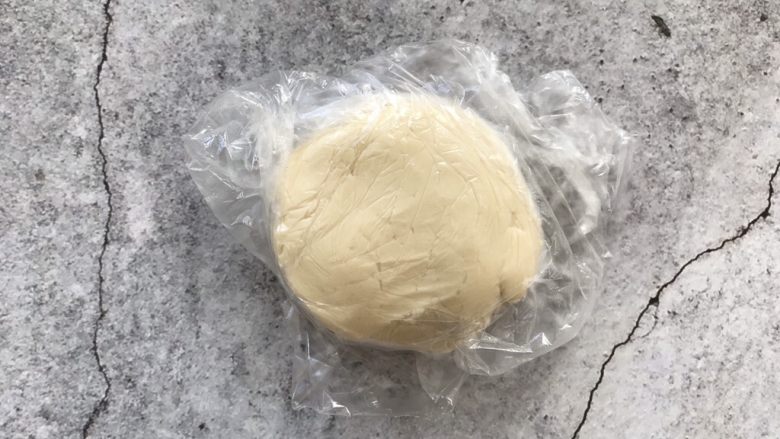 红豆酥,和成面团,放入保鲜袋里