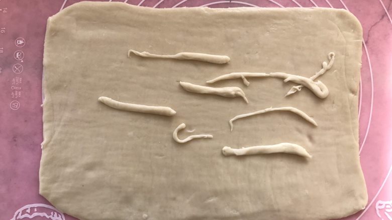 红豆酥,擀成片,切去四边,边角料可以放面片上