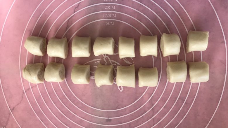 红豆酥,切成16个大小均匀的小段儿,大概16g左右一个