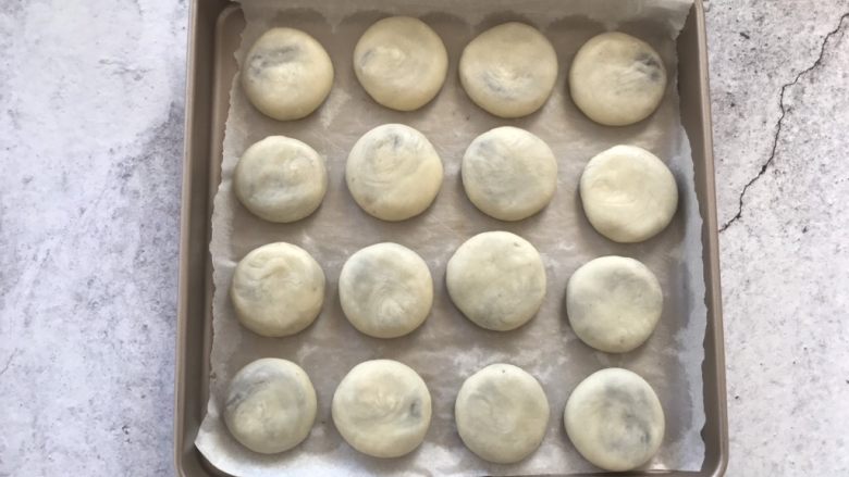 红豆酥,全部包好后放入烤箱,提前预热,上火230度,下火170度,15分钟左右即可