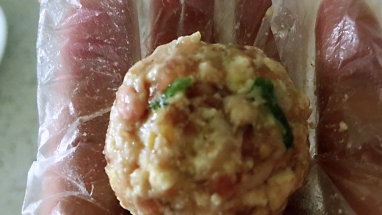 蒸藜麦豆腐肉丸,用手团成30克一个的圆球形,在手中滚动结实,很好玩的哦,呵呵。